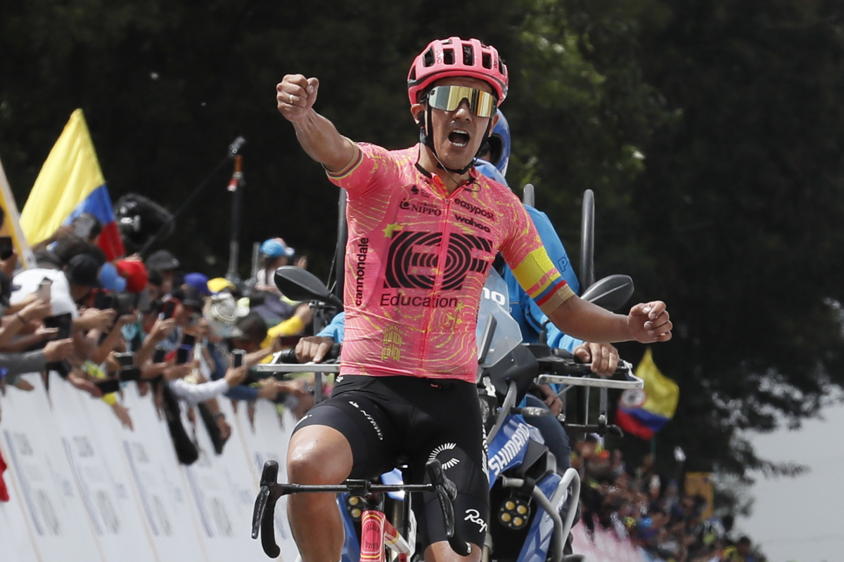 El ecuatoriano Richard Carapaz de EF Education Easypost celebra al ganar la quinta etapa de la carrera ciclística Tour Colombia 2024 hoy, en el Alto el Vino, Cundinamarca (Colombia). EFE Carlos Ortega