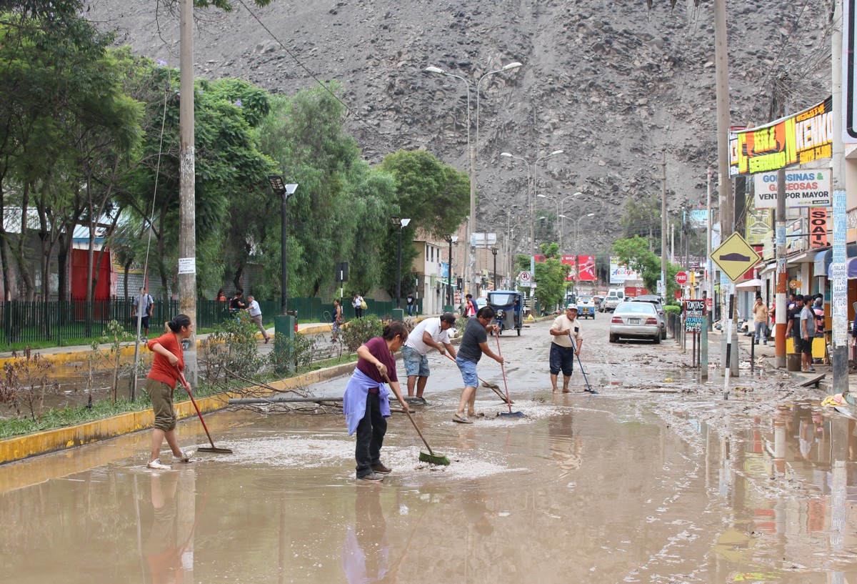 Vista de una vía afectada por las lluvias en Perú, en una fotografía de archivo. EFE/ Paula Bayarte