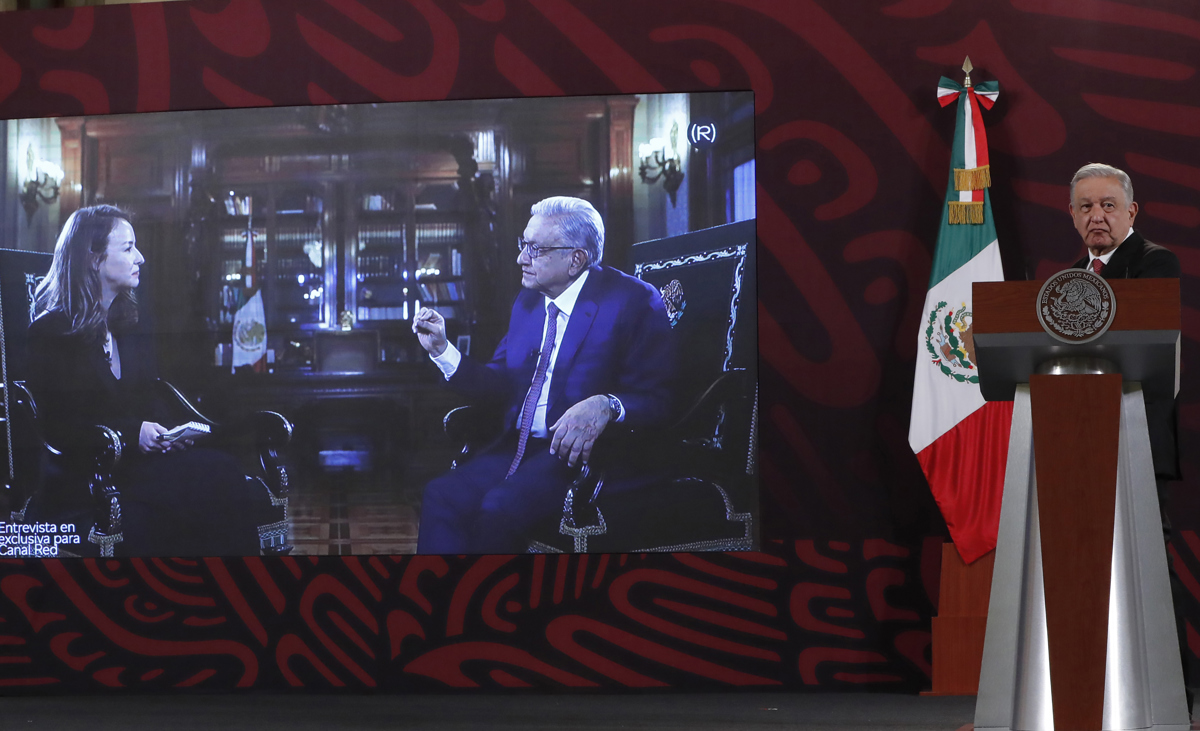 El presidente de México, Andrés Manuel López Obrador, muestra en una pantalla un fragmento de su entrevista con la periodista rusa Inna Afinogenova. EFE/ Mario Guzmán