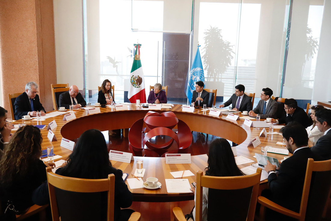 La secretaria Alicia Bárcena acompañada de la nueva directora de la OIM, Amy Pope, durante una reunión de trabajo en la Ciudad de México (México). EFE/Secretaria de Relaciones
