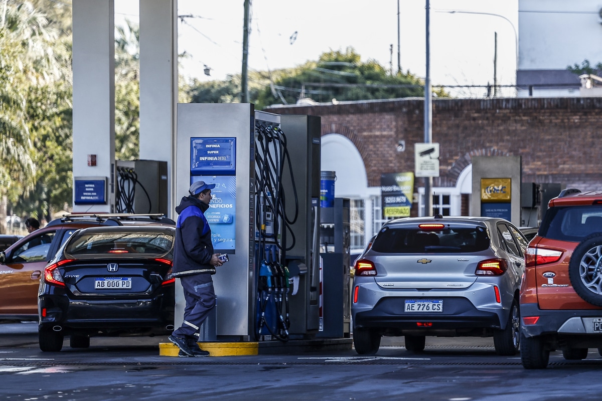 Vehículos cargan combustible en una estación de gasolina de Buenos Aires (Argentina), en una fotografía de archivo. EFE/Juan Ignacio Roncoroni