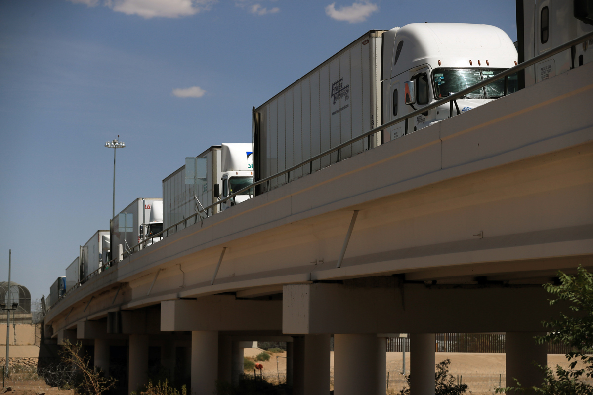 Conductores de camiones hacen fila para cruzar a Estados Unidos en el puente Internacional Zaragoza, en Ciudad Juárez (México). Imagen de archivo. EFE/ Luis Torres