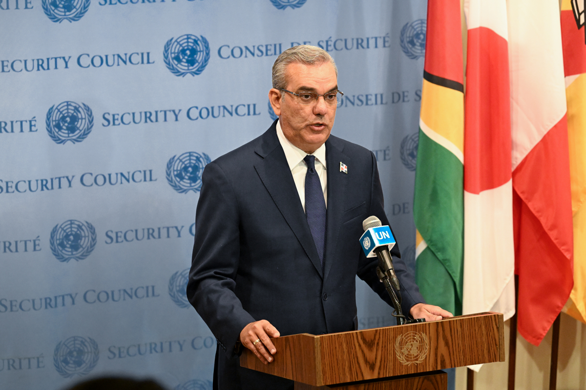 Fotografía cedida por la ONU donde aparece el presidente de República Dominicana, Luis Abinader, mientras habla durante una rueda de prensa tras su intervención en una sesión del Consejo de Seguridad en Nueva York. EFE/Evan Schneider/ONU