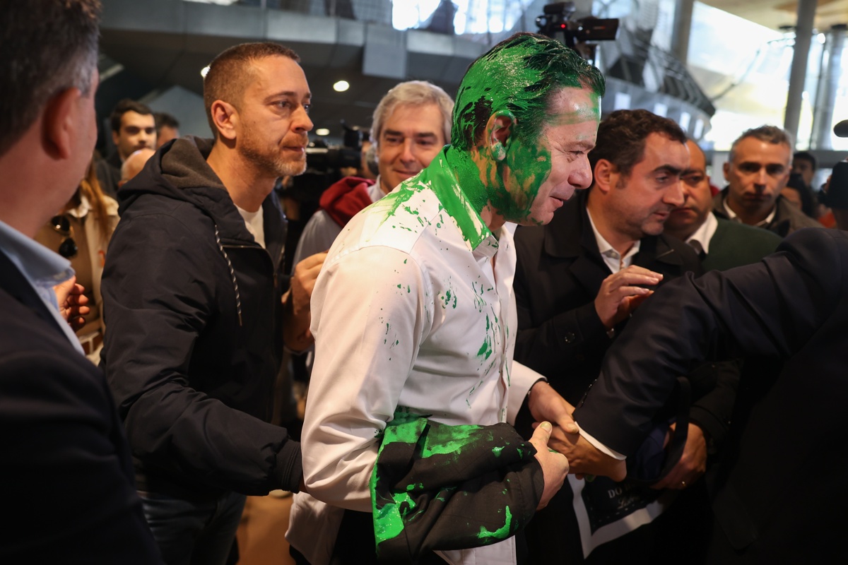 El presidente del Partido Social Democrático (PSD), Luis Montenegro (C), reacciona tras ser golpeado con pintura a su llegada a la Feria de Turismo de Lisboa (BTL) durante una Alianza Democrática (AD ), como parte de la campaña para las próximas elecciones legislativas, en Lisboa, Portugal, el 28 de febrero de 2024. EFE/EPA/ANDRÉ KOSTERS