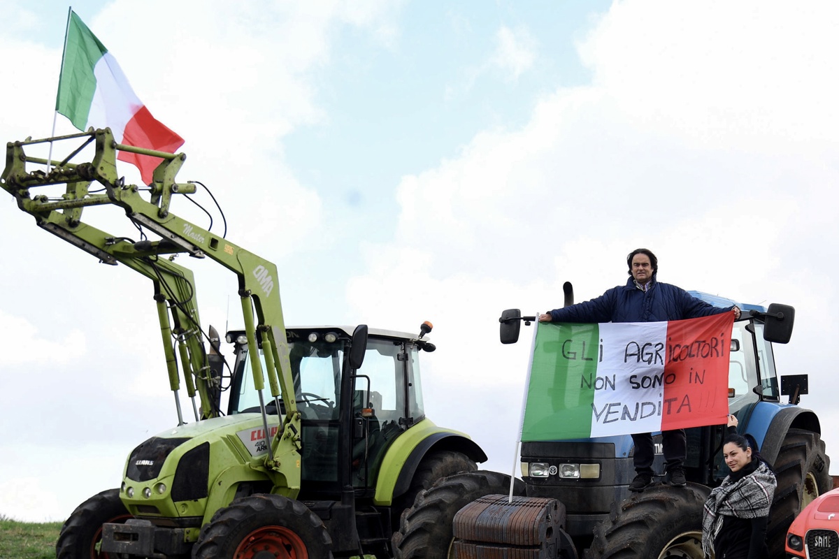 Danilo Calvani, líder de la asociación Comité de agricultores traicionados, sostiene una bandera italiana con el lema “los agricultores no están en venta” durante una protesta en Cecchina, cerca de Roma, Italia, 08 de febrero de 2024. (Protestas, Bélgica, Francia, Alemania, Italia, Roma) EFE/EPA/Fabio Cimaglia