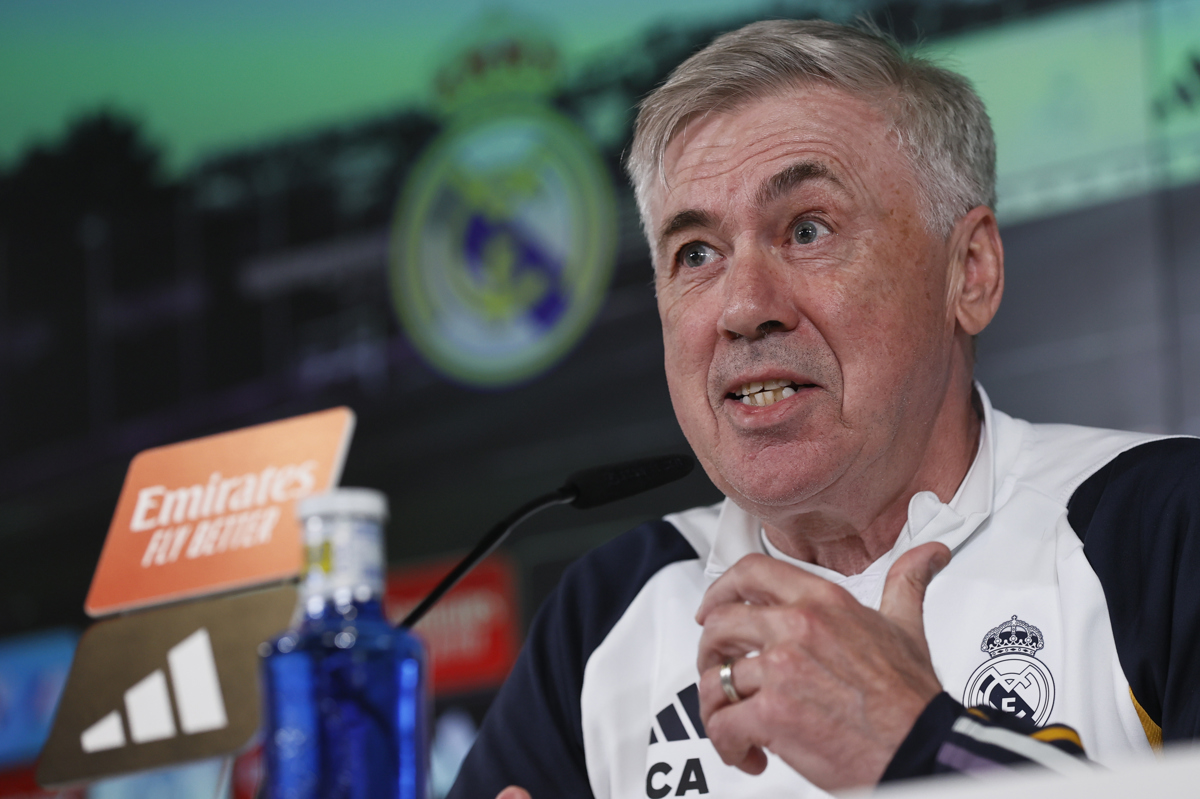 El entrenador italiano del Real Madrid, Carlo Ancelotti, durante la rueda de prensa posterior al entrenamiento realizado en la Ciudad Deportiva de Valdebebas. EFE/Fernando Alvarado