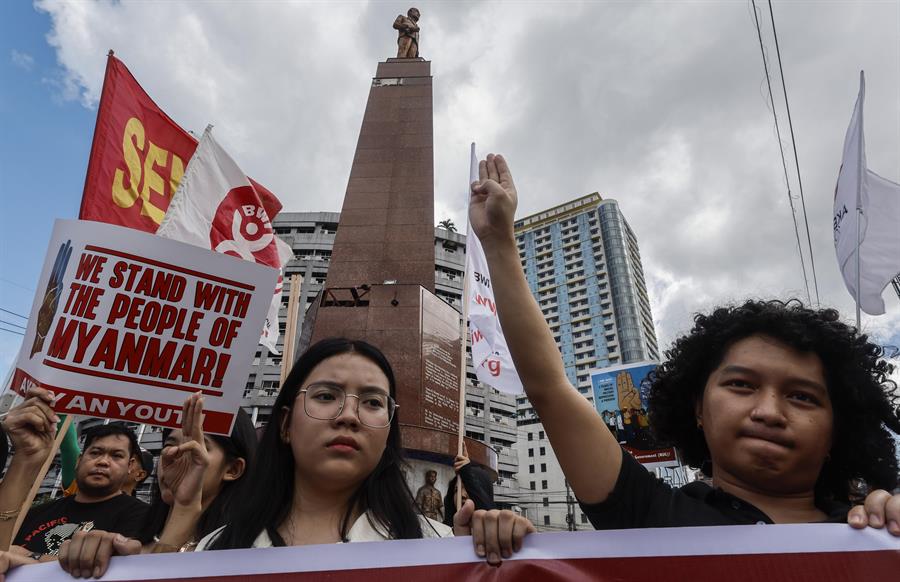 Protesta en Filipinas contra la junta militar birmana. EFE/EPA/ROLEX DE LA PENA
