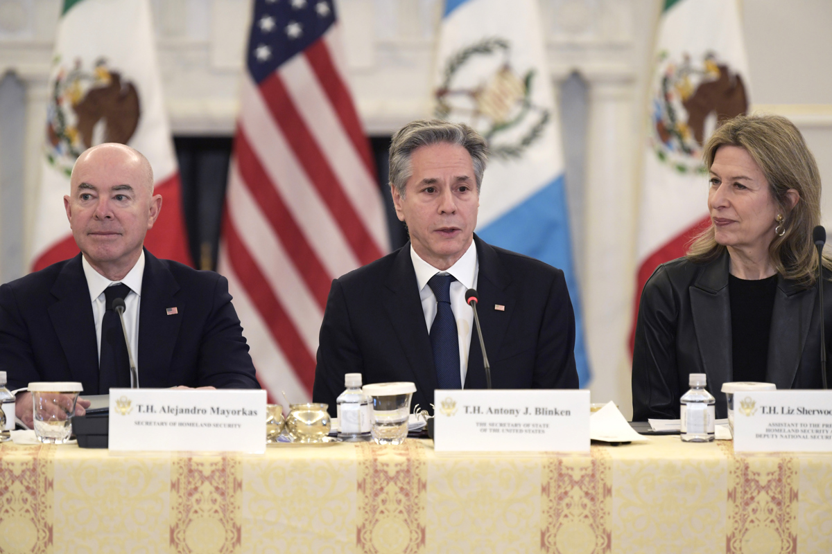 El secretario de Estado de Estados Unidos, Antony Blinken (d), junto al secretario de Seguridad Nacional, Alejandro Mayorkas (i), y la asesora de Seguridad Nacional, Liz Sherwood (d), habla durante una reunión trilateral entre Estados Unidos, México y Guatemala, este miércoles en la sede del Departamento de Estado, en Washington (EUA). EFE/ Lenin Nolly