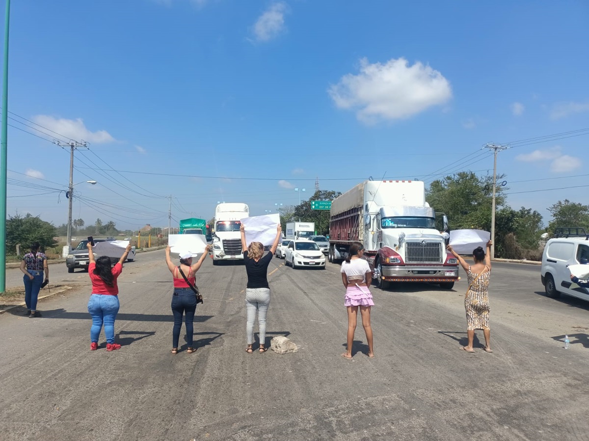 Fotografía del bloqueo en la carretera de entrada al municipio de Tecomán/ Yensuni López