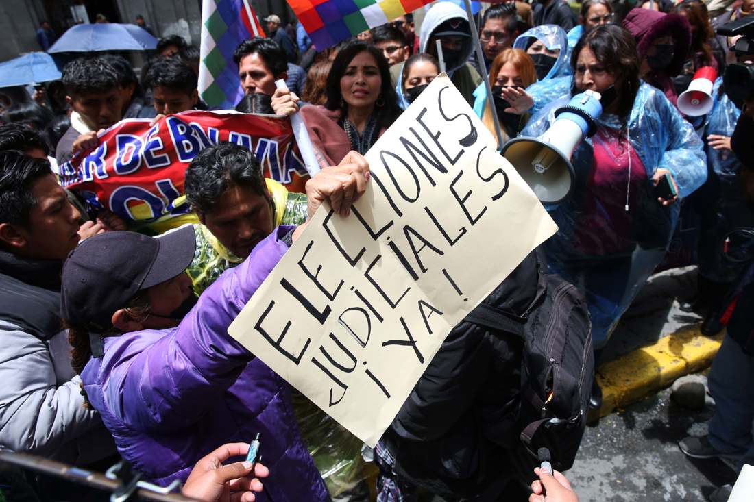 Imagen de archivo de simpatizantes del presidente, Luis Arce, y del exmandatario Evo Morales se enfrentan hoy en inmediaciones de la Vicepresidencia en La Paz (Bolivia). EFE/ Luis Gandarillas