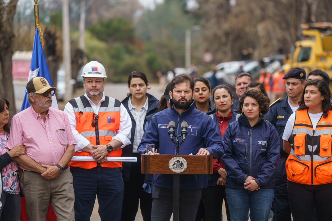 Fotografía cedida por la Presidencia de Chile que muestra al mandatario, Gabriel Boric, durante una rueda de prensa en la que anunció las medidas adoptadas para ayudar a los damnificados por los incendios forestales, este viernes en Patagual, Villa Alemanda, Viña del Mar (Chile).EFE/ Presidencia De Chile