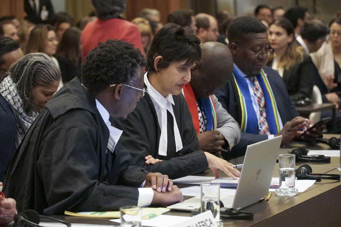 Foto archivo. El equipo legal de Sudáfrica escuchó este los contra-argumentos de Israel a las acusaciones por genocidio ante la Corte Internacional de Justicia este viernes en La Haya, Países Bajos. EFE/ Imane Rachidi