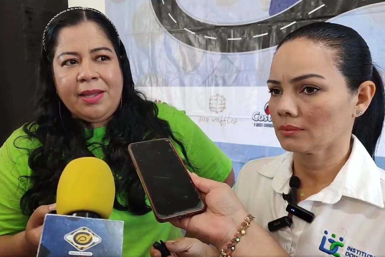 Nadia Alcantar, directora del Instituto Down de Colima, y Karen Olimpia Miranda López, integrante del voluntariado.