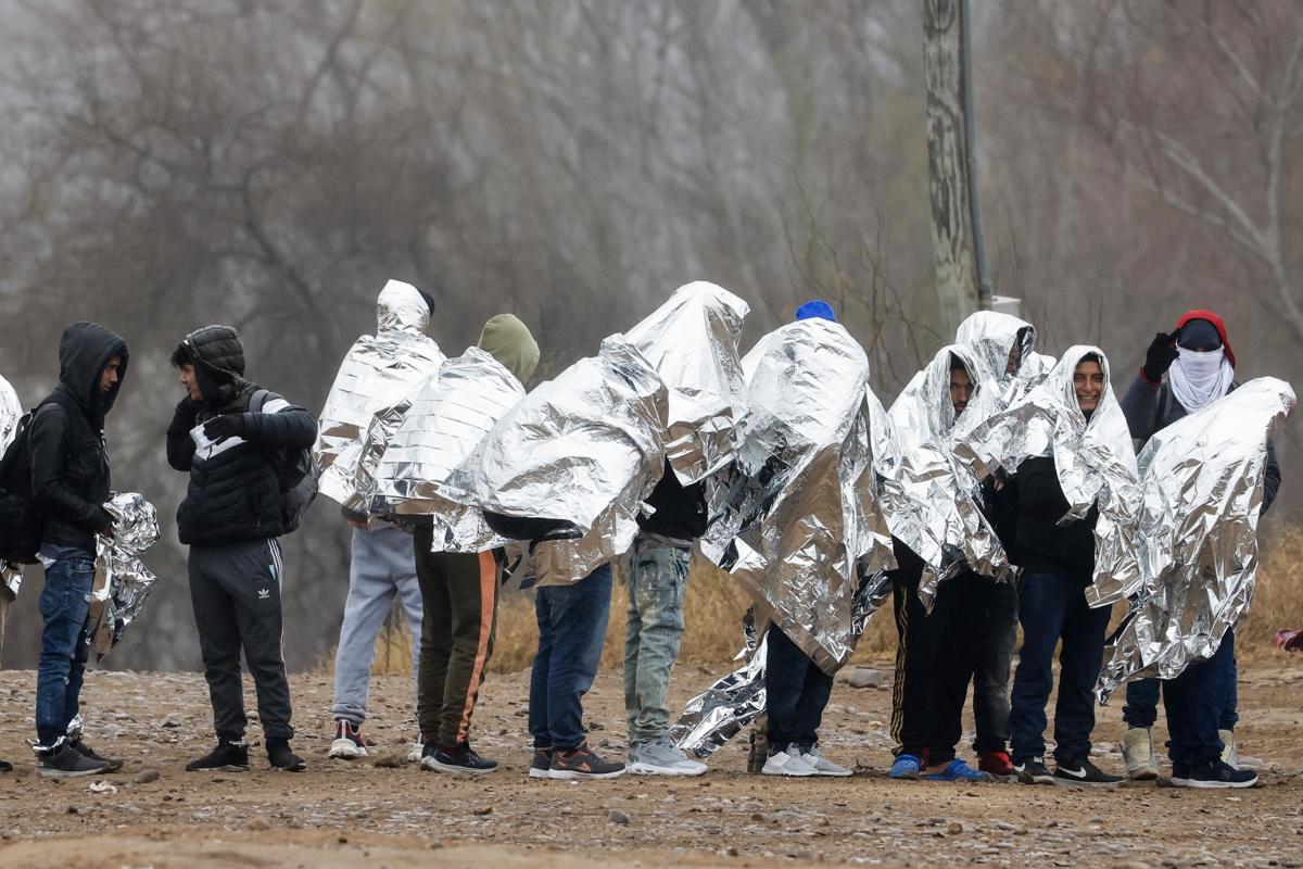 Migrantes se alinean mientras se preparan para ser recogidos por agentes de la Patrulla Fronteriza en Eagle Pass, Texas, EUA, en una fotografía de archivo. EFE/EPA/Adam Davis