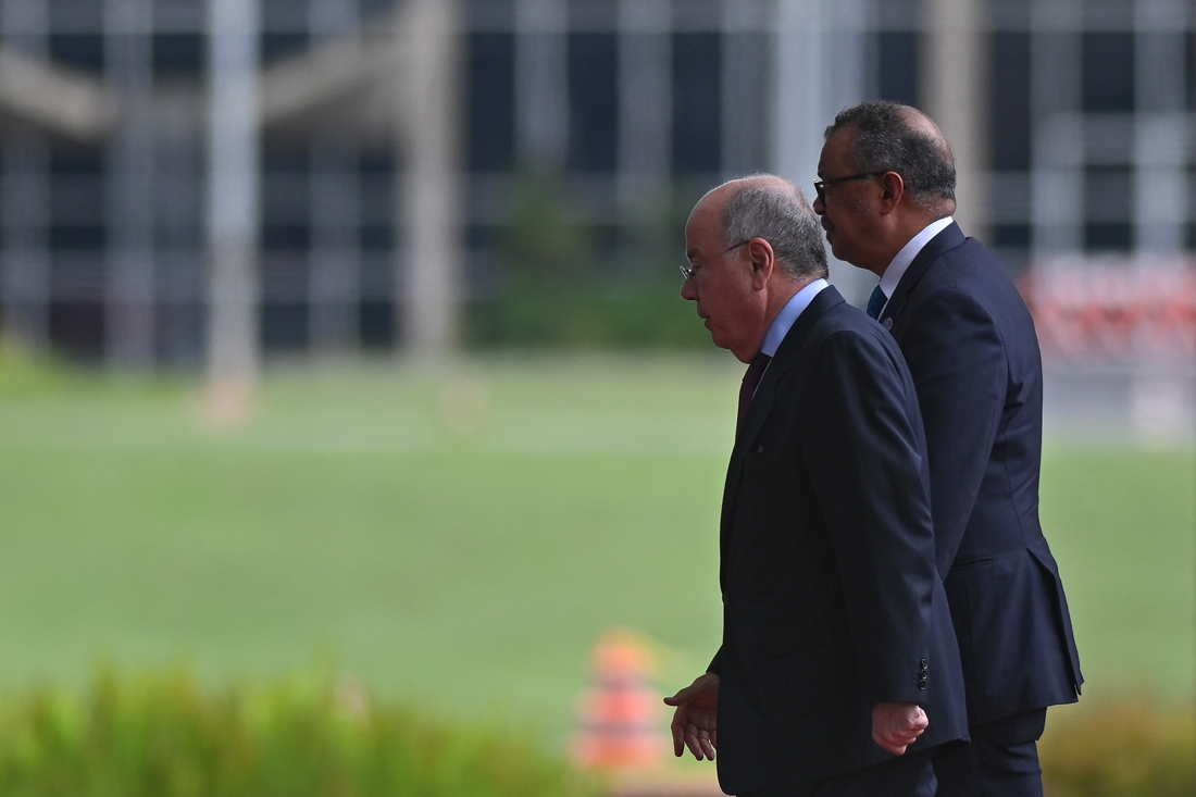 El director general de la Organización Mundial de la Salud (OMS), Tedros Adhanom (d), acude a una reunión con el ministro de Relaciones Exteriores de Brasil, Mauro Vieira (i), en el Palacio de Itamaraty, en Brasilia (Brasil). EFE/ Andre Borges