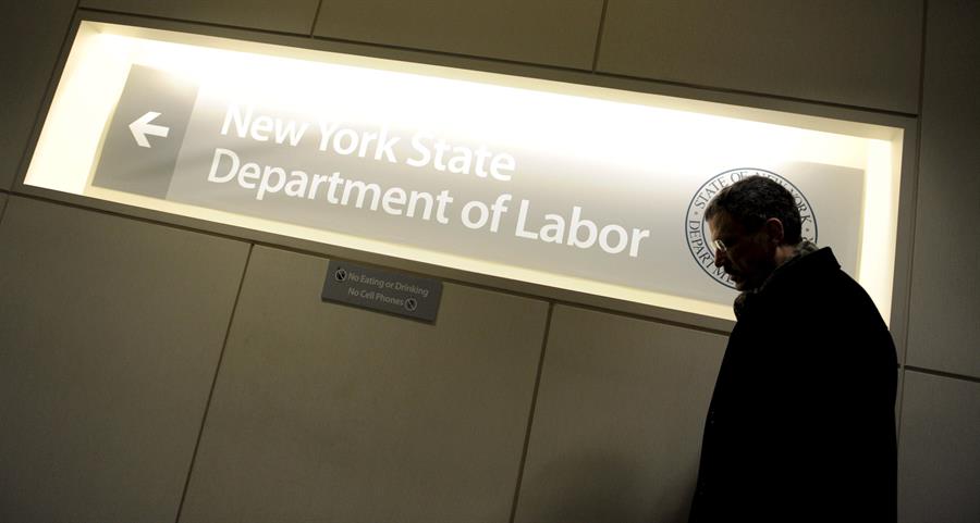 Un hombre pasa ante un letrero en una oficina del Departamento de Trabajo de Nueva York, Estados Unidos, en una fotografía de archivo. EFE/EFE/Justin Lane