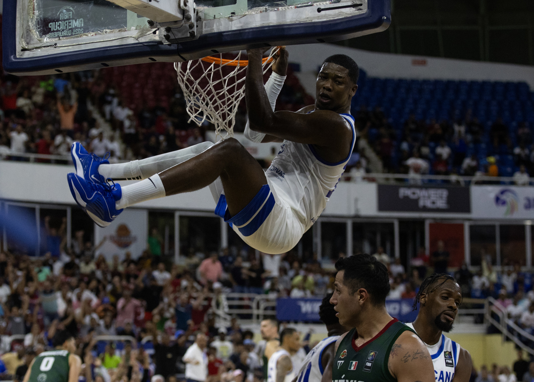 Ángel Delgado de República Dominicana anota ante México el viernes, durante partido de la primera ventana clasificatoria para la FIBA AmeriCup 2025 de baloncesto, en el Palacio de los Deportes de Santo Domingo (República Dominicana). EFE/ Orlando Barría