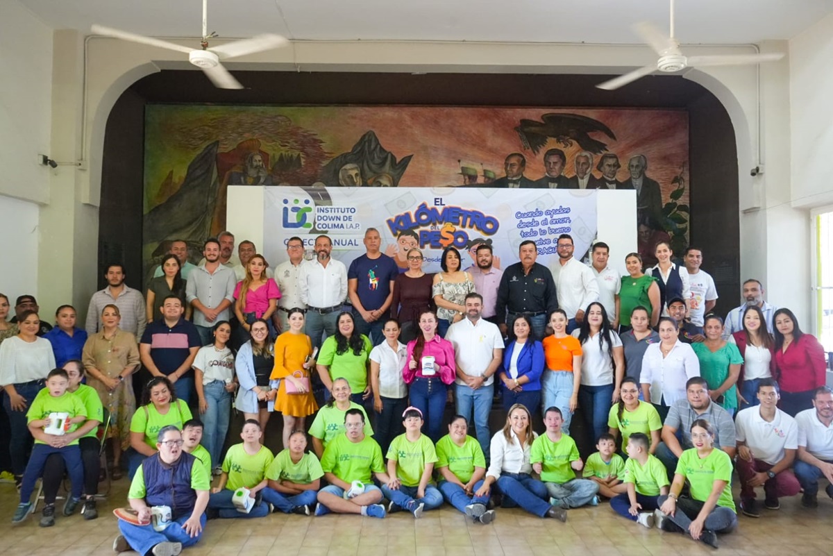 Fotografía oficial durante el "Kilómetro del Peso" del Instituto Down de Colima, en el Ayuntamiento de Villa de Álvarez.