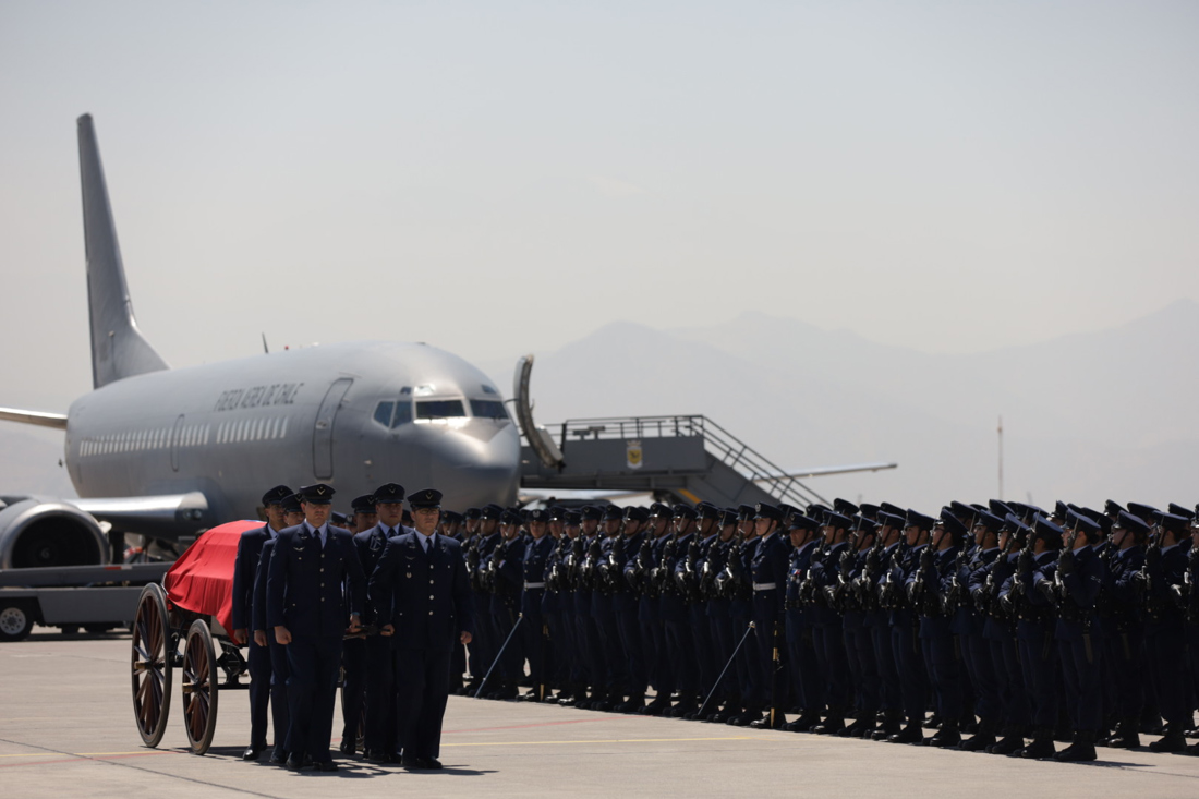 Fotografía de la llegada del féretro del expresidente Sebastián Piñera en un avión de la Fuerza Aérea de Chile (FACh) en Santiago (Chile). EFE/ Ailen Díaz