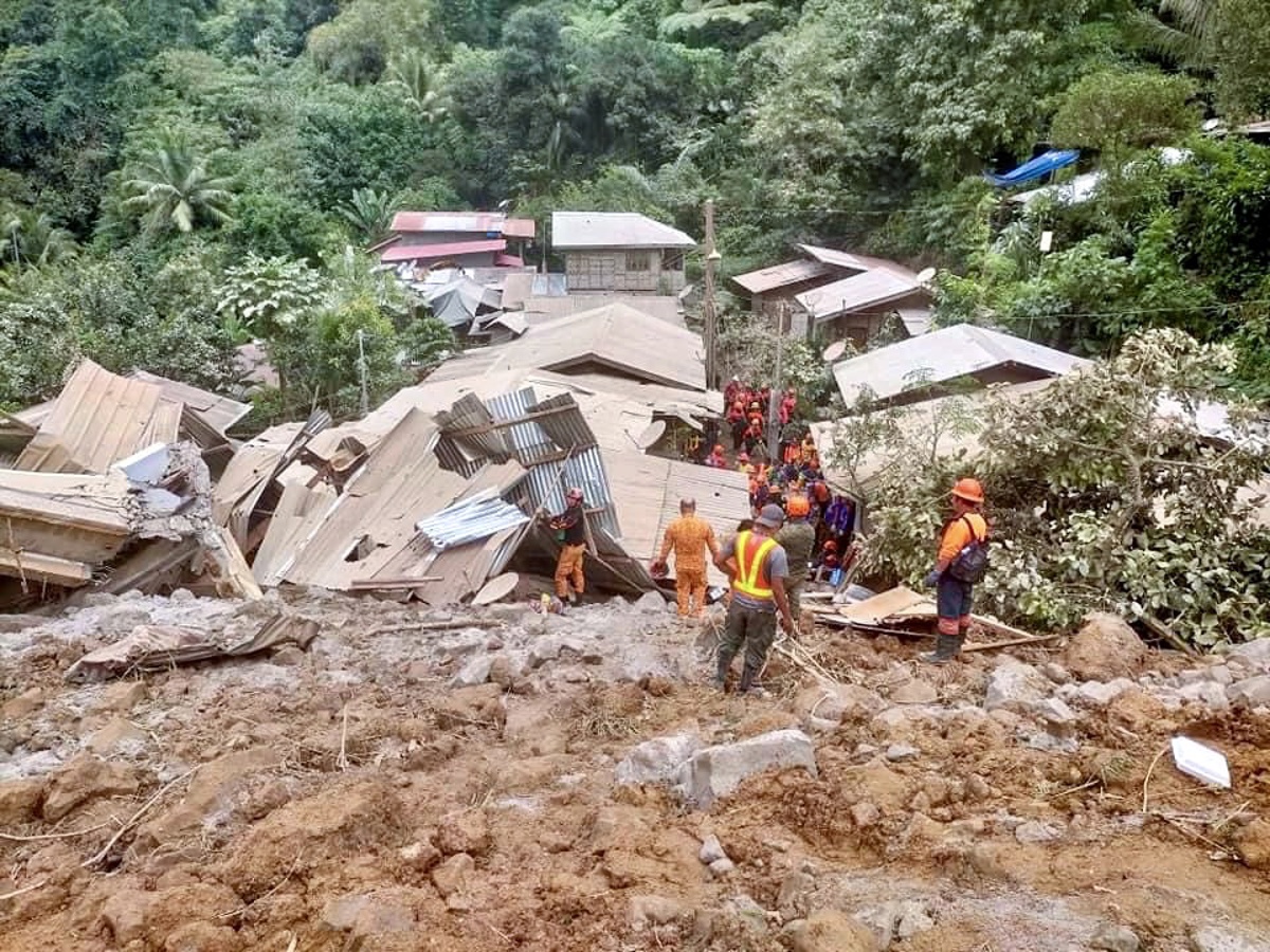 Continúan las búsquedas en una aldea afectada por un deslizamiento de tierra en la ciudad de Maco, provincia de Davao de Oro, Filipinas. EFE/EPA/BOMBEROS