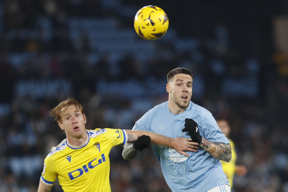 El centrocampista del Cádiz, Álex Fernández (i), disputa el balón ante el defensa serbio del Celta, Mihailo Ristic, durante el encuentro correspondiente a la jornada 15 de primera división en el estadio de Balaidos, en Vigo. EFE / Salvador Sas.