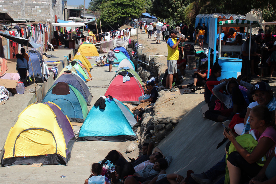 Migrantes permanecen en campamentos improvisados el 23 de febrero de 2024 en una calle de la ciudad de Tapachula (México). EFE/Juan Manuel Blanco