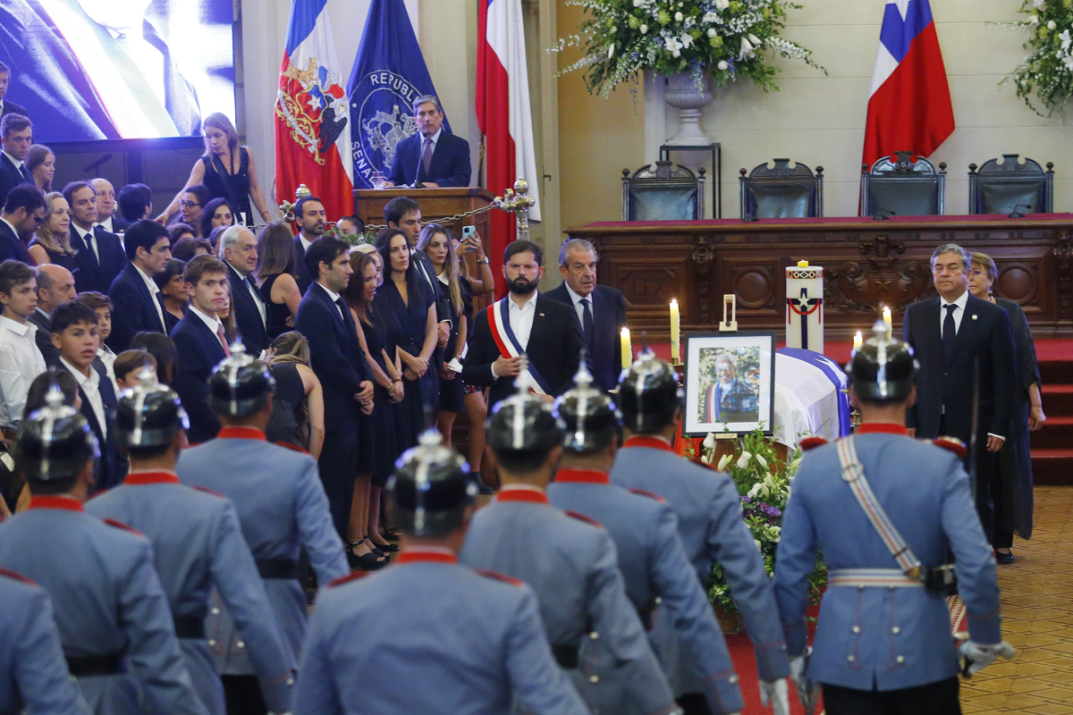 El presidente de Chile, Gabriel Boric, y los expresidentes Eduardo Frei Ruiz-Tagle y Michelle Bachelet acompañan el féretro con el cuerpo del expresidente Sebastián Piñera hoy, durante una ceremonia en la antigua sede del Congreso Nacional, en Santiago (Chile). EFE/ Esteban Garay