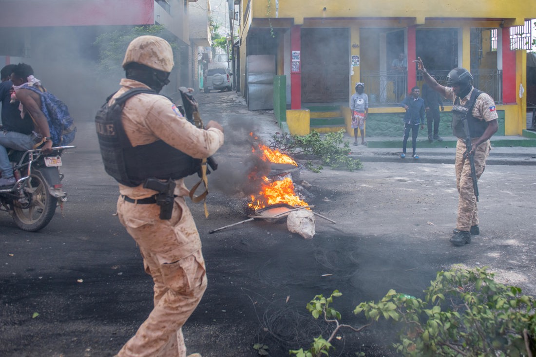 Policías intentan controlar una gran protesta antigubernamental el 6 de febrero de 2024, en Puerto Príncipe (Haití). EFE/ Johnson Sabin