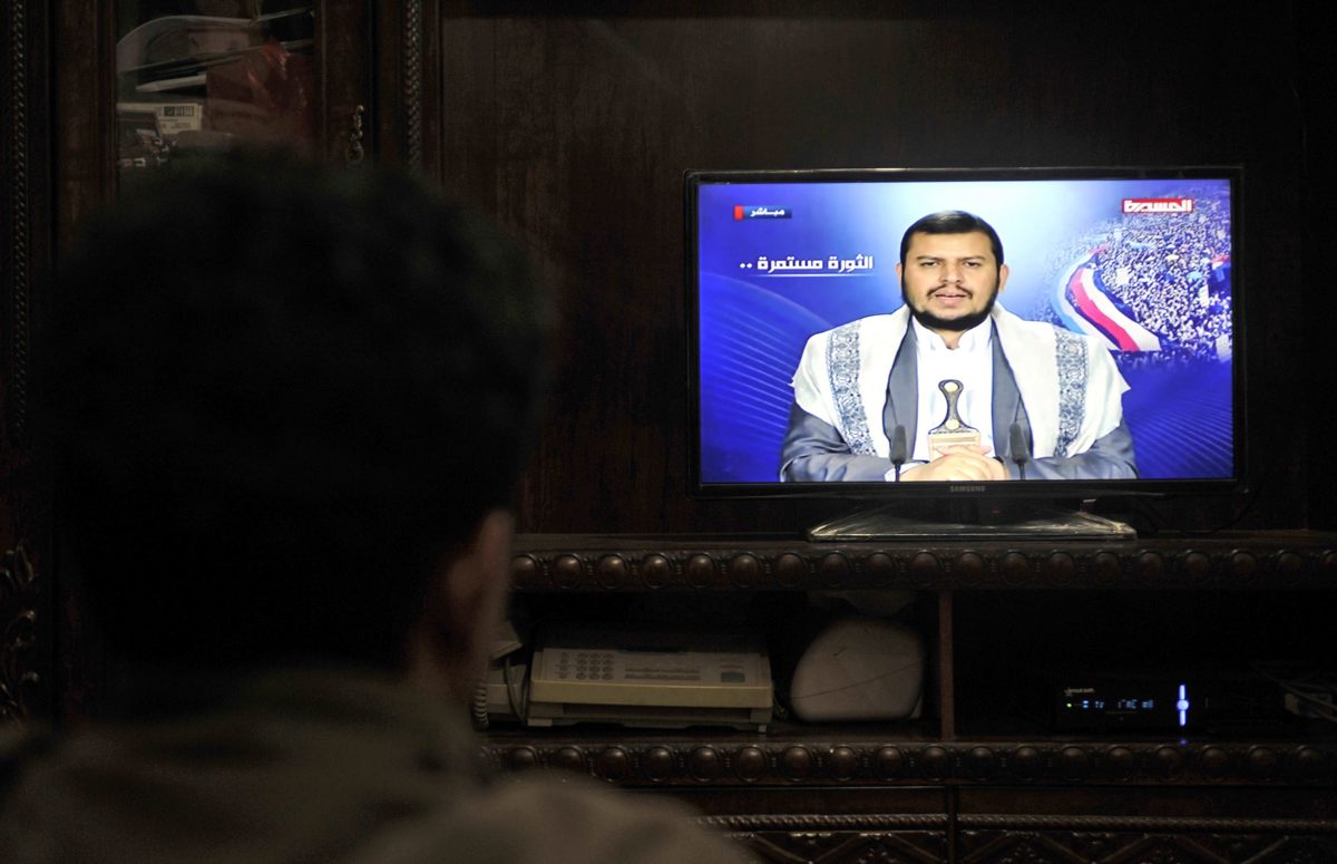 Foto archivo. Un hombre mira la tele durante un discurso del líder del movimiento rebelde chií de los hutíes, Abdelmalek al Huti, EFE/Stringer