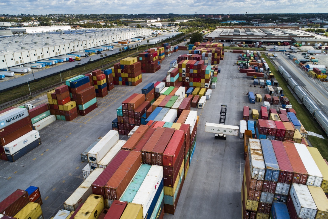 Vista de contenedores en el puerto comercial de Baltimore, Maryland, en una fotografía de archivo. EFE/ Jim Lo Scalzo