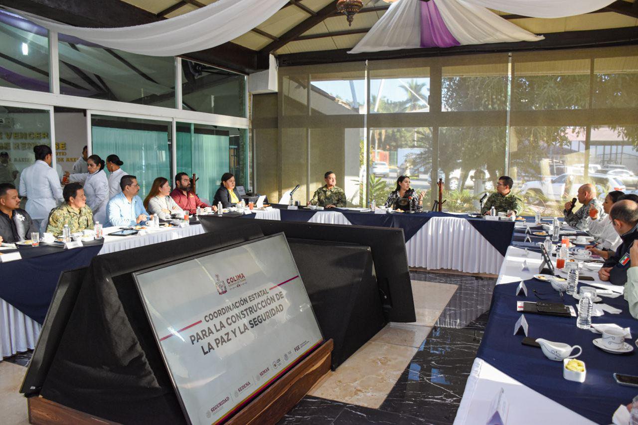 Fotografía de la gobernadora Indira Vizcaíno en una reunión de la Coordinación estatal para la Construcción de la Paz y la Seguridad