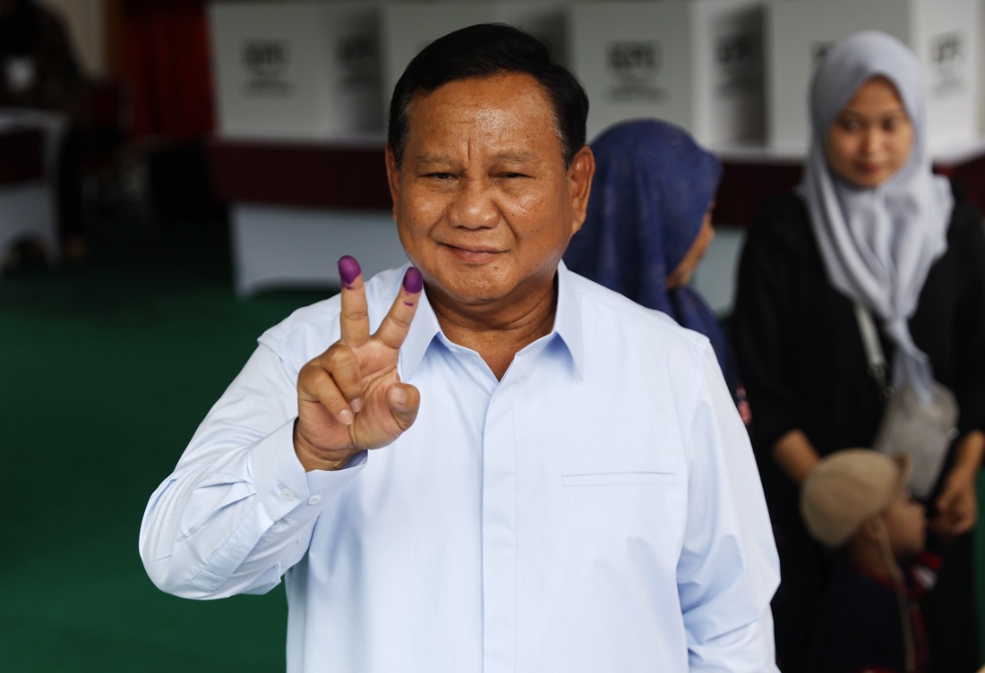 El candidato a la presidencia de Indonesia, Prabowo Subianto, muestra este miércoles la tinta en sus dedos tras votar en Bogor, en la provincia de Java Occidental, en el día de las elecciones generales. EFE/EPA/ADI WEDA