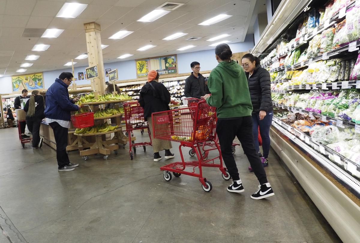 Personas realizan compras en una tienda de Alameda, California, el 2 de febrero de 2024. EFE/ John G. Mabanglo