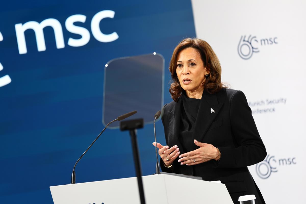 La vicepresidenta estadounidense, Kamala Harris, pronuncia un discurso en el hotel “Bayerischer Hof”, sede de la 60.ª Conferencia de Seguridad de Múnich (MSC), en Munich, Alemania, el 16 de febrero de 2024. (Alemania) EFE/EPA/Anna Szilagyi