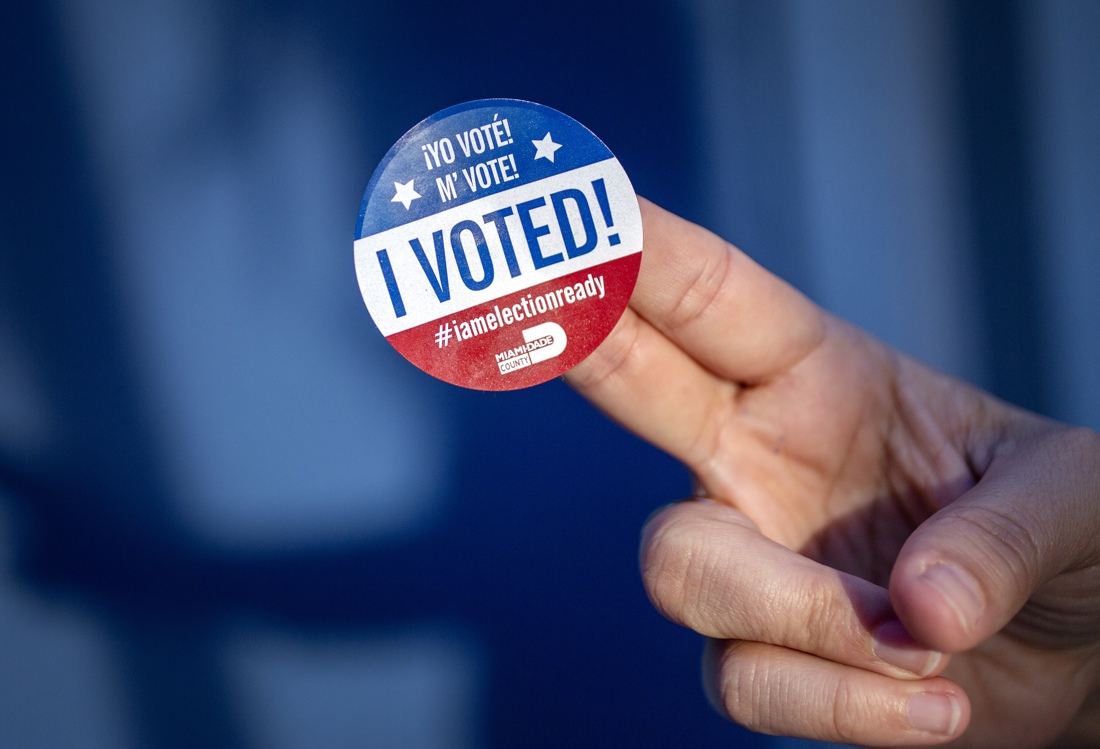 Una persona muestra la calcomanía de “Yo voté” después de ejercer su voto en Miami, Florida (EUA), en una fotografía de archivo. EFE/Cristóbal Herrera-Ulashkevich