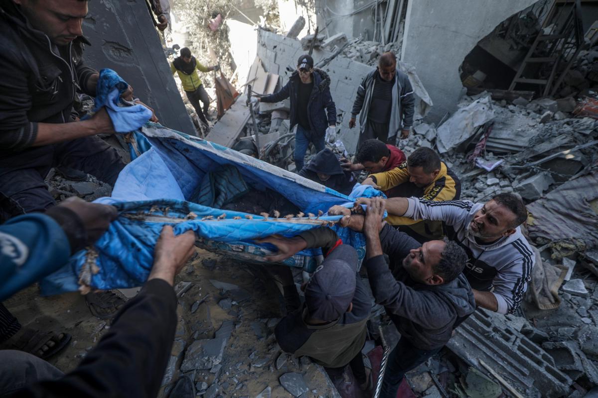 Palestinos recuperan un cuerpo entre los escombros de una casa destruida tras los ataques aéreos israelíes, en Deir Al Balah, en el centro de la Franja de Gaza. Foto de archivo. EFE/EPA/MOHAMMED SABER