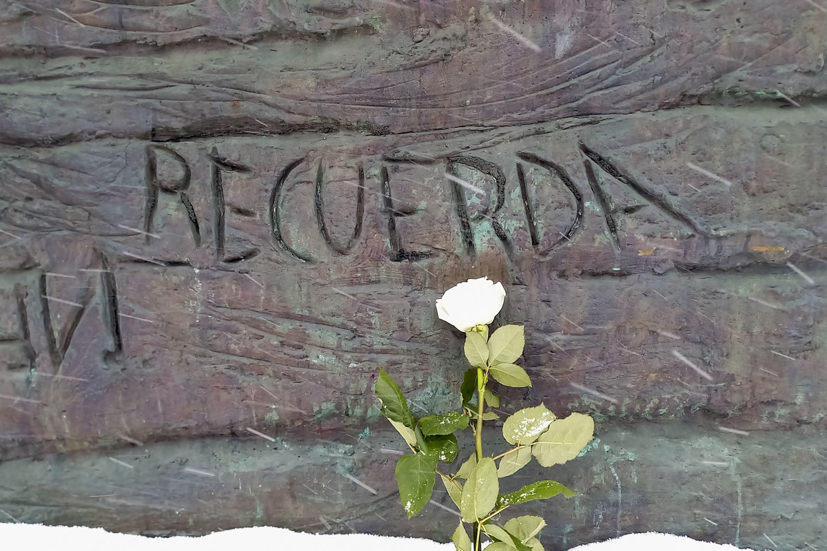 Simpatizantes de la oposición al Kremlin depositan ramos de flores y velas en el Muro del Dolor en Moscú por el fallecido líder opositor ruso, Alexéi Navalni, el 19 de febrero de 2024. EFE/ Ignacio Ortega