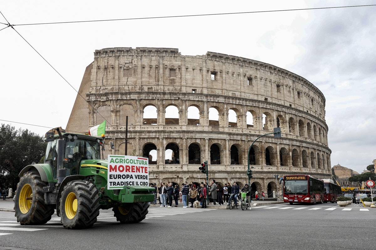 El tractor de un granjero pasa frente al Coliseo en Roma, Italia, el 9 de febrero de 2024 (Protestas, Francia, Italia, Roma) EFE/EPA/Fabio Frustaci