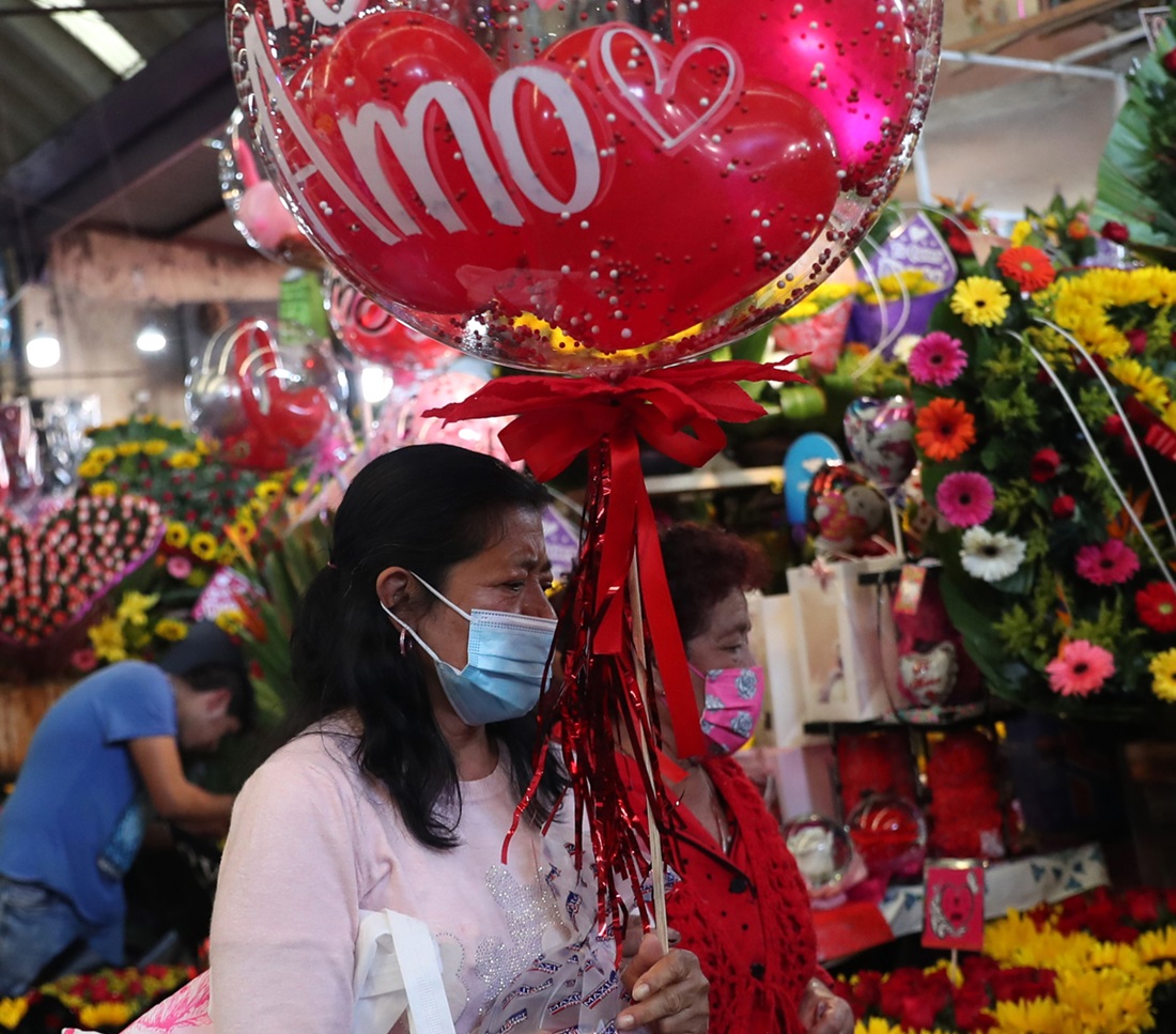 Fotografía de archivo de personas que realizan compras por el día de San Valentín, el 13 de febrero de 2023, en Ciudad de México (México). EFE/Sáshenka Gutiérrez