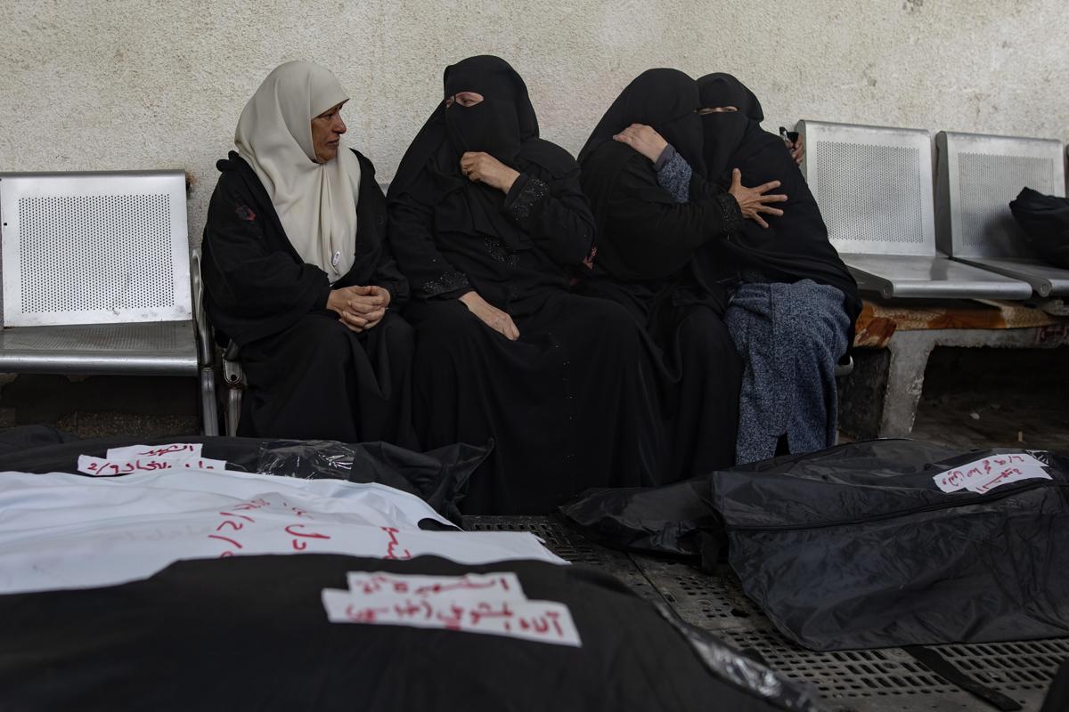 Unas mujeres palestinas lloran junto a los cuerpos de familiares muertos en un ataque aéreo israelí contra el campo de refugiados de Rafah, en el sur de la Franja de Gaza, el 09 de febrero de 2024. EFE/EPA/HAITHAM IMAD