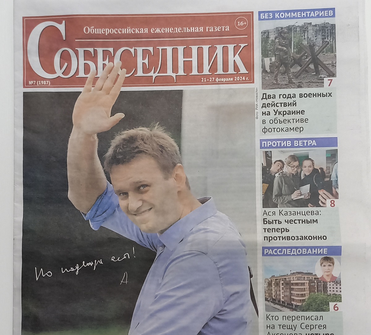 Fotografía tomada en Moscú que muestra un ejemplar del periódico “Sobesednik”, el primero que abre en portada con el líder opositor ruso Alexéi Navalni, EFE/ Ignacio Ortega