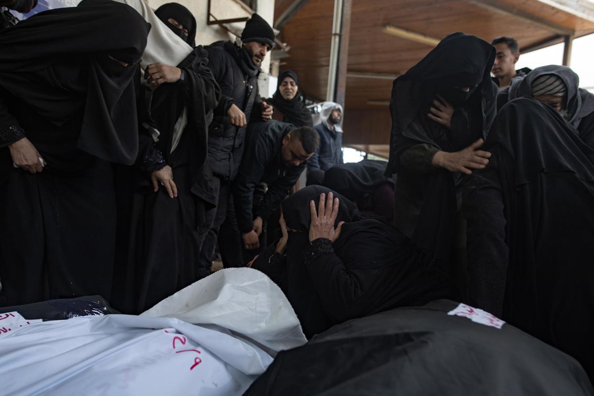 Personas lloran junto a los cuerpos de los miembros de dos familias palestinas tras un ataque aéreo israelí contra el campo de refugiados de Rafah, en el sur de la Franja de Gaza, el 09 de febrero de 2024. EFE/EPA/Haitham Imad