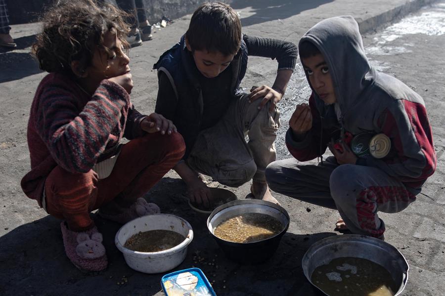 Niños palestinos en el campo de refugiados de Rafah.EFE/HAITHAM IMAD