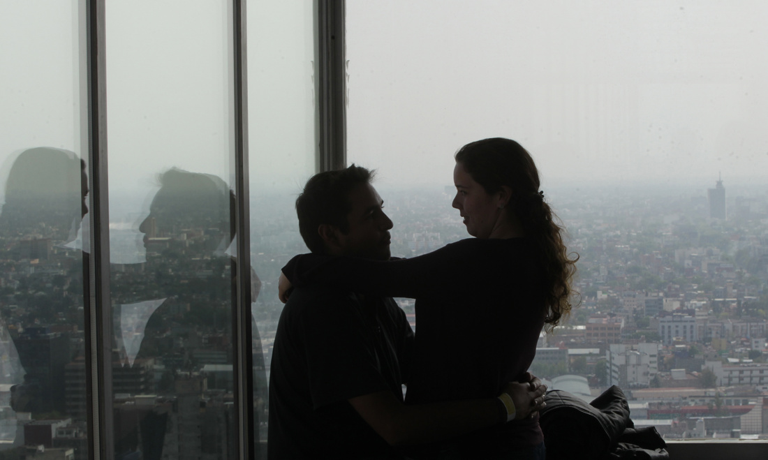 Dos personas muestran su afecto durante los festejos de San Valentín, en el rascacielos Torre Latinoamericana de Ciudad de México (México). Imagen de archivo. EFE/Mario Guzmán