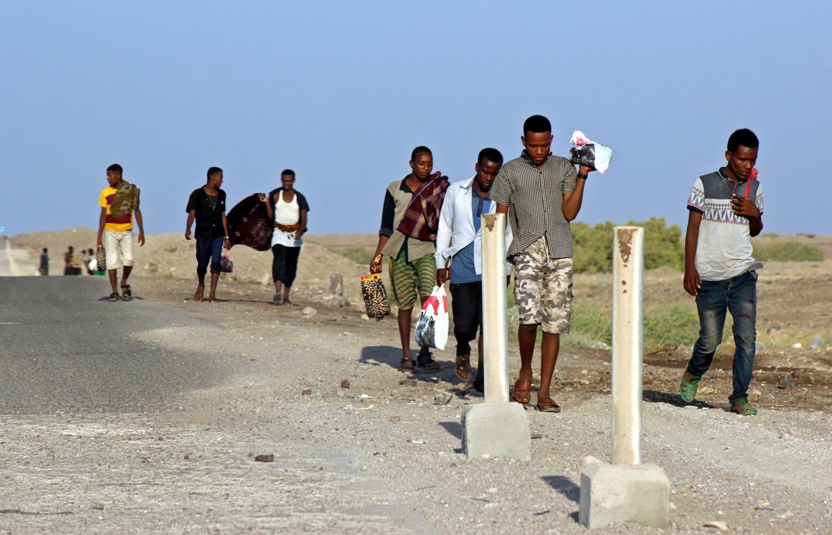 Foto archivo. Migrantes africanos mientras andan junto a una carretera. EFE/STRINGER