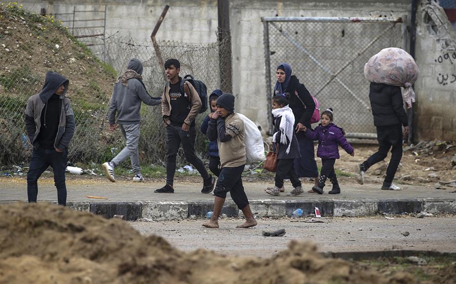 Palestinos abandonan Jan Yunis durante una operación militar israelí en el sur de la Franja de Gaza, el 2 de febrero de 2024.EFE/EPA/MOHAMMED SABLE