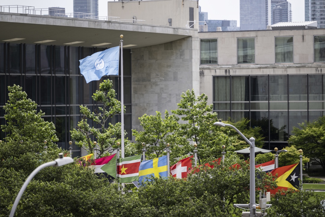 Vista de la bandera de la ONU junto a la de algunos de los países miembros, en la sede del organismo en Nueva York, en una fotografía de archivo. EFE/ Alessandro Della Valle