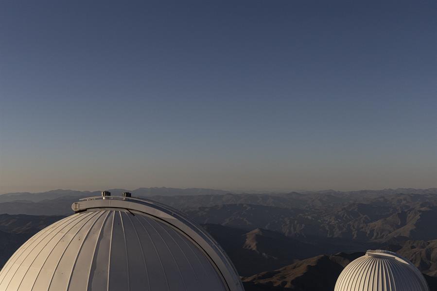 Detalle de la parte superior de observatorios ubicados en el cerro Tololo, el 24 de enero de 2024, en la región de Coquimbo, en Santiago (Chile). EFE/ Ailen Díaz