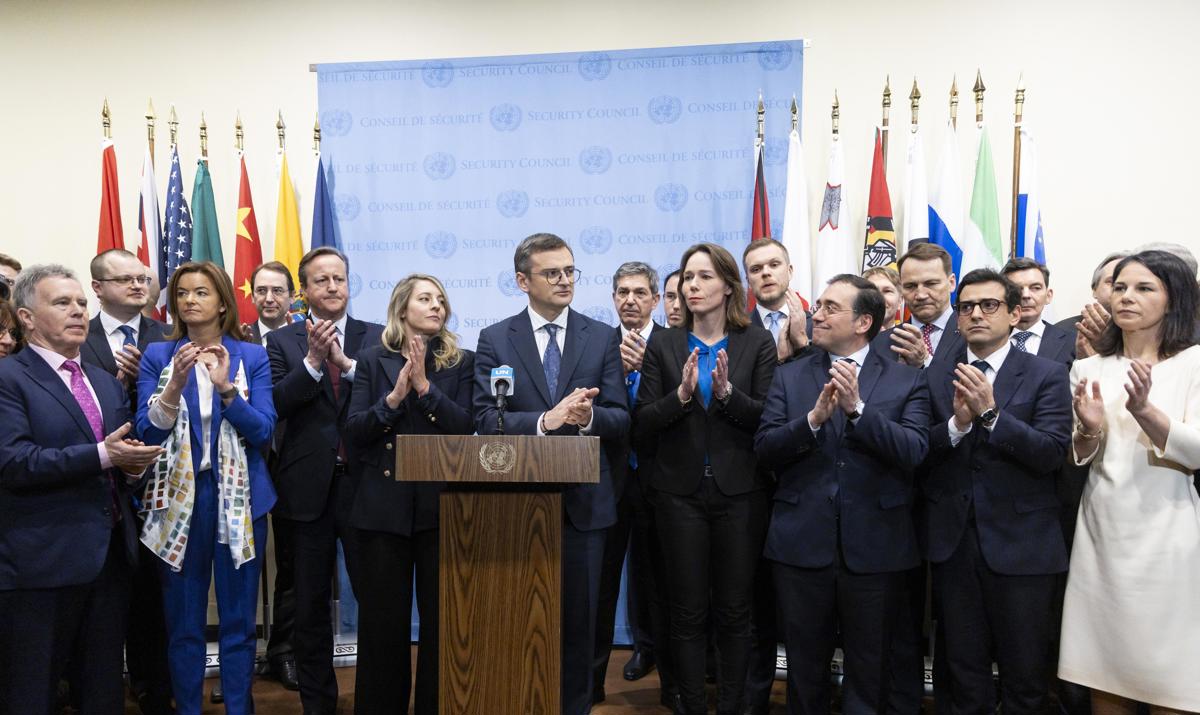 El Ministro de Asuntos Exteriores de Ucrania, Dmytro Kuleba (C), junto con sus colegas ministros de Asuntos Exteriores y embajadores de todo el mundo. EFE/EPA/JUSTIN LANE