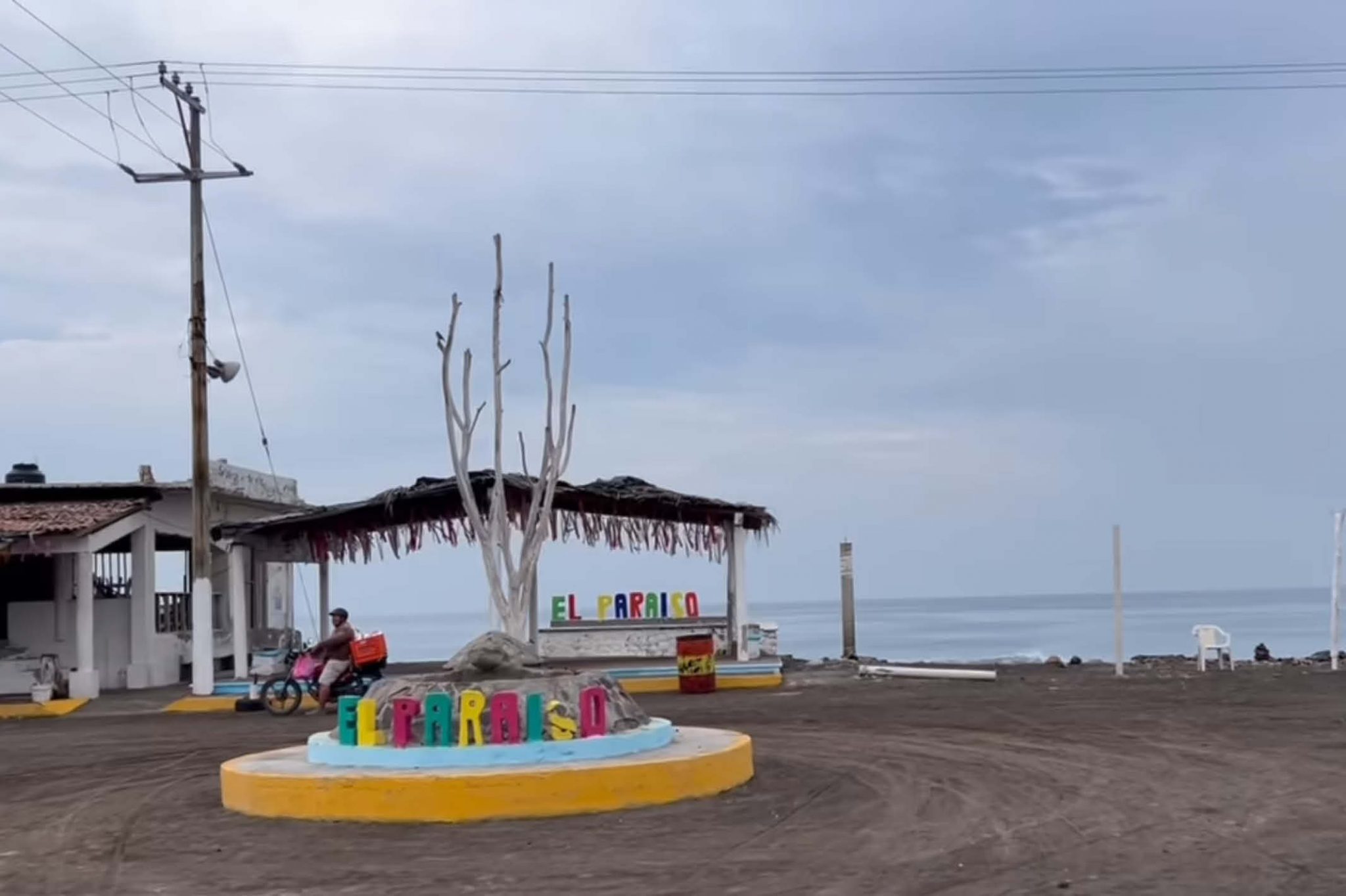 Playa El Paraíso, en Armería.